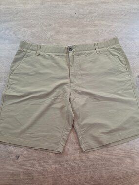 Under Armour Men's Size 42 Khaki Golf Shorts Loose Fit AllSeason Gear 10"